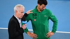El extenista estadounidense John McEnroe entrevista a Novak Djokovic tras la final del Open de Australia 2020.