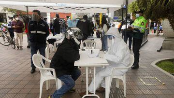 Un grupo de profesionales realiza pruebas r&aacute;pidas de coronavirus en una intalaciones levantadas en un barrio de Lima, Per&uacute;.    (Foto de ARCHIVO)  01/09/2020 