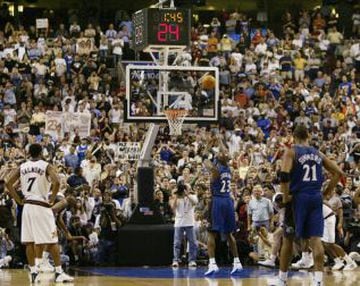El 16 de abril de 2003 Michael Jordan jugó su último partido de baloncesto profesional. Fue en el encuentro de Washington Wizards contra Philadelphia 76ers. La imagen corresponde al último punto que anotó.