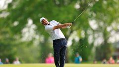 El golfista estadounidense Scottie Scheffler golpea una bola durante la jornada final del PGA Championship en el Oak Hill Country Club de Rochester, New York.