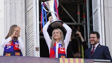 Soccer Football - Women's Champions League Final - FC Barcelona Women's celebrations - Placa Sant Jaume, Barcelona, Spain - June 4, 2023 FC Barcelona's Alexia Putellas celebrates with the trophy on a balcony during a victory event after winning the Women's Champions League REUTERS/Bruna Casas