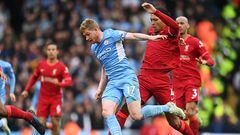 MANCHESTER, ENGLAND - APRIL 10: Kevin De Bruyne of Manchester City is challenged by Virgil van Dijk of Liverpool during the Premier League match between Manchester City and Liverpool at Etihad Stadium on April 10, 2022 in Manchester, England. (Photo by Michael Regan/Getty Images)