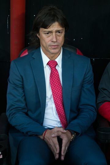 Después de conseguir cinco títulos con el equipo de Guadalajara, incluido su reciente triunfo en la Liga de Campeones de Concacaf, Chivas buscó su salida de manera sorpresiva, misma que provocó con sus malos tratos con el entrenador argentino. 