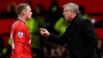 Alex Ferguson da instrucciones a Wayne Rooney durante un partido del Manchester United en 2013.
