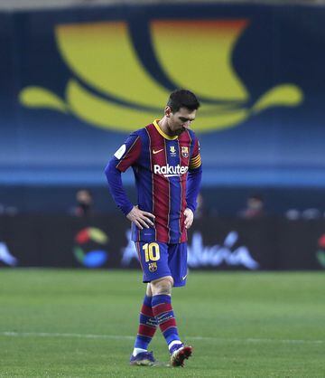 Lionel Messi no la tuvo fácil, pues todo el encuentro fue asediado por los rivales, visitó el césped en varias ocasiones y sufrió la primera expulsión de su carrera con el Barcelona.