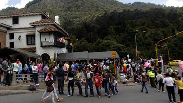Personas en la celebración del día festivo de Jueves Santo en Colombia
