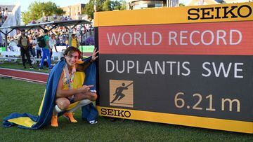 Sweden's Armand Duplantis celebrates setting a world record in the men's pole vault final during the World Athletics Championships at Hayward Field in Eugene, Oregon on July 24, 2022. (Photo by ANDREJ ISAKOVIC / AFP)