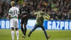 Un hincha del Celtic intenta agredir a Mbapp&eacute;. 