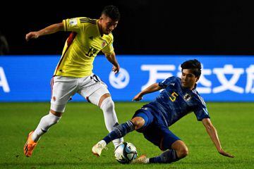 Colombia's defender Andres Salazar (L) vies for the ball with Japan's midfielder Riku Yamane (R) during the Argentina 2023 U-20 World Cup Group C football match between Japon and Colombia at the Diego Armando Maradona stadium in La Plata, Argentina, on May 24, 2023. (Photo by LUIS ROBAYO / AFP)