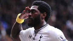 El delantero del Tottenham Hotspur, Emmanuel Adebayor, celebra la clasificaci&oacute;n a Europa League.
