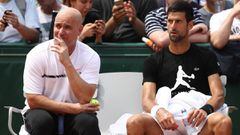 Andre Agassi y Novak Djokovic descansan durante una sesión de entrenamientos de cara a Roland Garros.