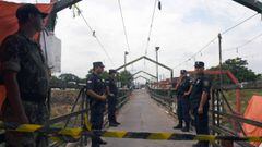 Paraguayan Police officers stand guard on a pedestrian bridge in Nanawa, 50 km of Asuncion, on March 16, 2020 across from the Argentina city of Clorinda, after the two countries restricted control on their borders as a precautionary measure against the spread of the new coronavirus, COVID-19. - Argentina&#039;s President Alberto Fernandez announced on March 15, the closure of the country&#039;s borders and a suspension of school until the end of the month. Fernandez said the border closure was only for people entering and there was no impediment to leaving Argentina. (Photo by Norberto DUARTE / AFP)