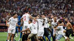 Los jugadores del Sevilla celebran el triunfo y el título de campeones de la Europa League tras conseguir Montiel el gol de la victoria en la tanda de penaltis.