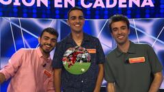 El gesto de Nacho Vidal con los Mozos de Arousa, concursantes de ‘Reacción en cadena’