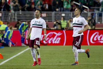 Marco Fabián y Carlos Salcedo celebran el primer gol en el amistoso de Fecha FIFA que ganó México 3-0 ante Islandia.