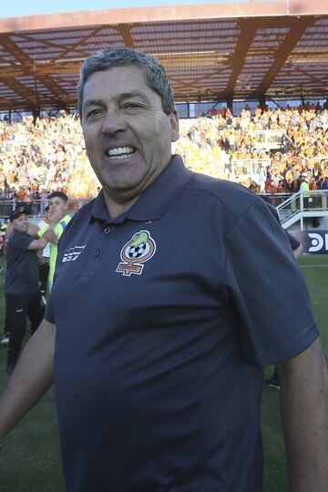 Es la tercera vez que Gustavo Huerta comanda a Cobresal y este año consiguió el ascenso a Primera División. Huerta fue central en la Copa Libertadores del 1986.