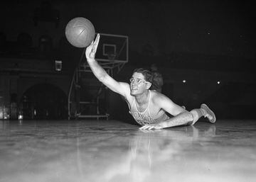 <b>- Años en la NBA:</b> 1947-1956 <br> <b>- Equipos:</b> Minneapolis Lakers. <b>- Medias de su carrera:</b> 23,1 puntos, 13,4 rebotes, 2,8 asistencias. <br> <b>- Mejor temporada:</b> (1950-51) 28,4 puntos, 14,1 rebotes, 3,1 asistencias. <br> <b>- Méritos