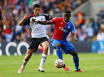 Soccer Football - Premier League - Crystal Palace v Fulham - Selhurst Park, London, Britain - September 23, 2023 Fulham's Raul Jimenez in action with Crystal Palace's Marc Guehi Action Images via Reuters/Matthew Childs NO USE WITH UNAUTHORIZED AUDIO, VIDEO, DATA, FIXTURE LISTS, CLUB/LEAGUE LOGOS OR 'LIVE' SERVICES. ONLINE IN-MATCH USE LIMITED TO 45 IMAGES, NO VIDEO EMULATION. NO USE IN BETTING, GAMES OR SINGLE CLUB/LEAGUE/PLAYER PUBLICATIONS.