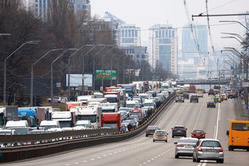 Miles de ciudadanos intentan salir de Kiev.