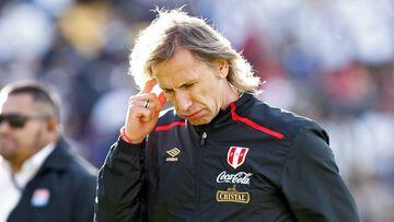 Wellington (New Zealand), 11/11/2017.- Peru&#039;s head coach Ricardo Gareca scratches his head as he leaves the field after his team&#039;s nil-all draw in the 2018 FIFA World Cup Russia qualifying play-off match between New Zealand and Peru at Westpac S