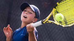 Tiene 13 años y promete revolucionar el tenis: ¡juega sin revés!