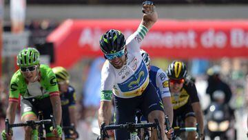 Movistar&#039;s Spanish rider Alejandro Valverde celebrates as he crosses first the finish line on the seventh and last day of the 97th Volta Catalunya 2017 a 138,7km from Barcelona to Barcelona, in Barcelona on March 26, 2017.  / AFP PHOTO / Josep LAGO