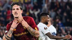 AS Roma's Italian midfielder Nicolo Zaniolo (L) celebrates after scoring his side's third goal during the UEFA Europa League Group C football match between AS Rome (ITA) and Ludogorets Razgrad (BUL) on November 3, 2022 at the Olympic stadium in Rome. (Photo by Alberto PIZZOLI / AFP)