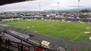 La lluvia inundó la cancha. El partido Tuluá-Chicó se pasó para el domingo a las 9 de la mañana.