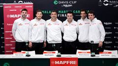 El equipo español de Davis posa antes de las Finales de Málaga. De izquierda a derecha: Marcel Granollers, Pablo Carreño, Sergi Bruguera, Roberto Bautista, Albert Ramos y Pedro Martínez.