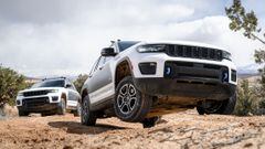 The Jeep® brand tests in Moab, Utah, the latest prototypes of autonomous off-road driving technology, installed in two electrified Jeep Grand Cherokee 4xe models.