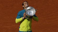 El tenista espa&ntilde;ol Rafa Nadal levanta la Copa de los Mosqueteros tras ganar a Casper Ruud en la final de Roland Garros.