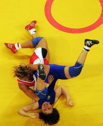 El año 2004 fue el año de la lucha femenina. En Atenas fue la nueva disciplina olímpica. En imagen, la rusa Gouzel Manourova y la ucraniana Svitlana Sayenko.
