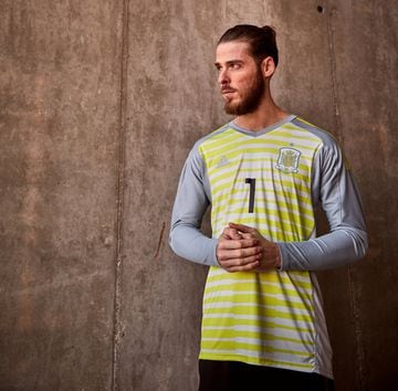 David de Gea model's Spain's away goalkeeping shirt.
