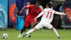William Carvalho y Vahid Amiri durante el duelo entre Portugal y Marruecos en la fase de grupos del Mundial de Rusia. 