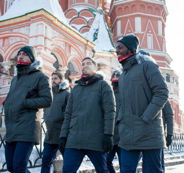 Los jugadores, muy abrigados, se dejaron ver por el centro de Moscú antes del entrenamiento de esta tarde. Mañana, ante el Spartak.
