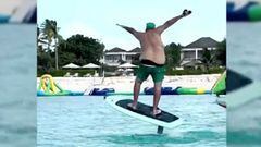DJ Khaled practicando e-foil surfing en Miami. 