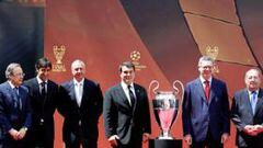 <b>FOTO DE FAMILIA. </b>Florentino, Raúl, Cruyff, Laporta, Ruiz-Gallardón, Gento, Villar y Butragueño flanquean la Champions junto al conductor del acto.