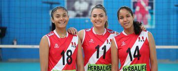 Daniela Muñoz,Kiara Montes y Ariana Arciniega, atacantes punta de la selección U20 de voleibol femenino de Perú.