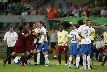 El encuentro entre Portugal y Holanda del Mundial 2006 en Alemania, terminó con 12 amonestados y cuatro expulsiones y se convirtió en el partido con más faltas de la historia.