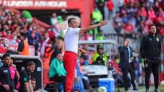 TOLUCA, MEXICO - JANUARY 29: Ignacio Ambriz, coach of Toluca give instructions to his players during the 4th round match between Toluca and Leon as part of the Torneo Clausura 2023 Liga MX at Nemesio Diez Stadium on January 29, 2023 in Toluca, Mexico. (Photo by Manuel Velasquez/Getty Images)