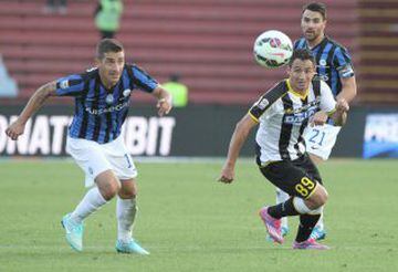 Carlos Carmona pelea la pelota con Iván Rodrigo Piris. 2-0 perdió Atalanta ante Udinese. 