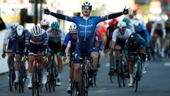 Sam Bennett, del Deceuninck Quick-Step, celebra su victoria en la primera etapa de la Par&iacute;s-Niza 2021.