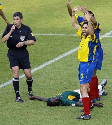 Durante la Copa Confederaciones se vivió uno de los momentos más duros en la historia del fútbol. En el partido entre Colombia y Camerún, Marc-Vivien Foé se desplomó en el terreno de juego por una hipertrofia en el corazón. Ese mismo día el jugador falleció.