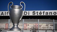R&eacute;plica de la Copa de Europa, el trofeo que se entrega al ganador de la UEFA Champions League en el exterior del Estadio Alfredo Di St&eacute;fano, en el Ciudad Real Madrid de Valdebebas.