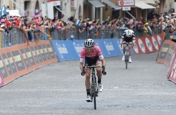 Yates fue el vencedor de la etapa y afianza así la maglia rosa.