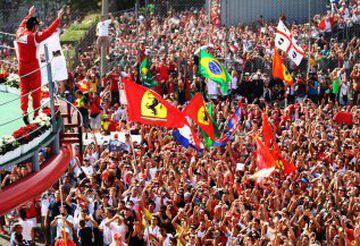 Fernando Alonso, arropado por miles de tifosi, en el podio de Monza, casa de Ferrari.