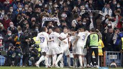 Los jugadores del Real Madrid celebran un gol en el derbi.