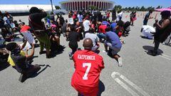 Un manifestante con la camiseta de Kaepernick se arrodilla en Inglewood (California) durante una protesta contra el racismo.