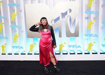 Zeez Louize en la alfombra roja de los MTV VMAs 2022.