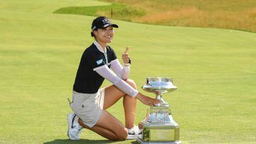 La golfista surcoreana In Gee Chun posa con el trofeo de campeona del KPMG Women's PGA Championship en el Congressional Country Club de Bethesda, Maryland.
